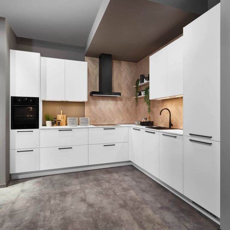 Küche kaufen in Wolfsburg: Weiße Eckküche mit Holzrückwand Weiße Eckküche mit grifflosen Fronten, Holzrückwand und schwarzer Dunstabzugshaube
