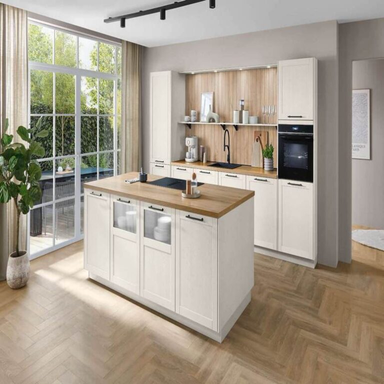 Küche kaufen in Wolfsburg: Helle Küche mit Kücheninsel Helle Küche im Landhausstil mit Kücheninsel, Holzarbeitsplatte und bodentiefen Fenstern