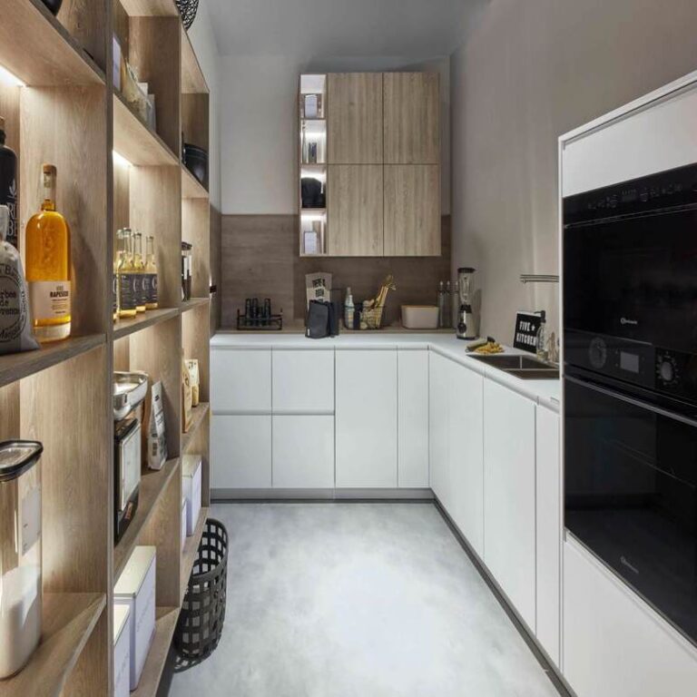 Moderne weiße Küche Moderne weiße Küche mit Hochschränken, Holzregal und schwarzen Einbaugeräten – Küchenplanung