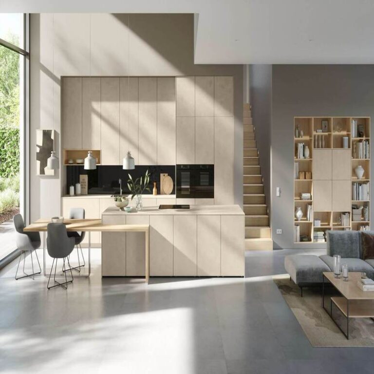 Offene Küche mit Wohnbereich Offene moderne Küche in Beige mit Kochinsel, Essplatz und angrenzendem Wohnbereich – Küchenplanung