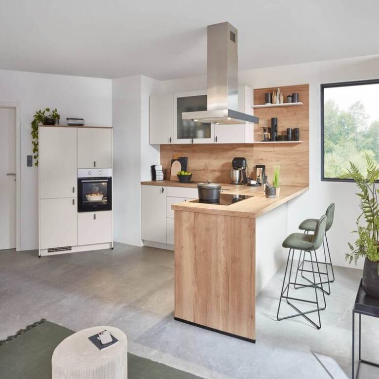 Offene Küche mit Holztheke Offene Küche mit Theke aus Holz, Barhockern und Insel-Dunstabzugshaube – Küchenaufbau Wolfsburg